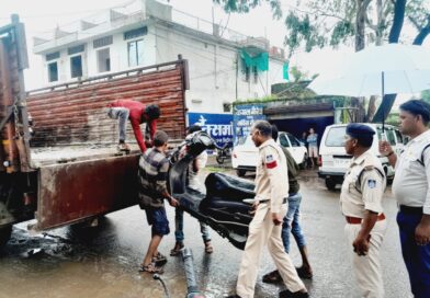 अव्यवस्थित सड़क पर पार्क 20 दो पहिया वाहनों पर शहडोल पुलिस द्वारा की गई चालानी कारर्वाई