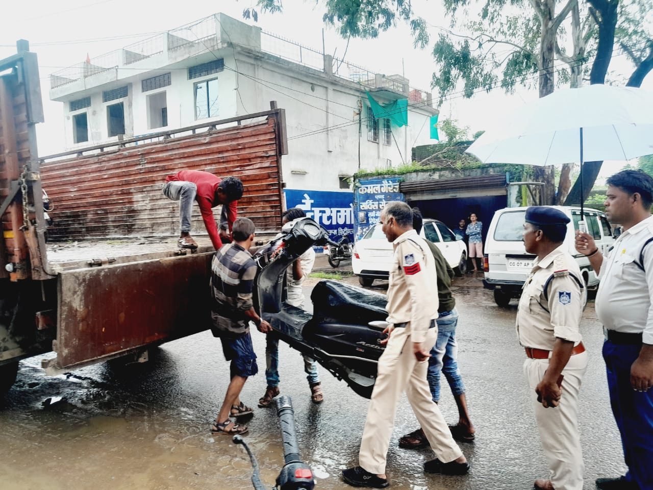 अव्यवस्थित सड़क पर पार्क 20 दो पहिया वाहनों पर शहडोल पुलिस द्वारा की गई चालानी कारर्वाई