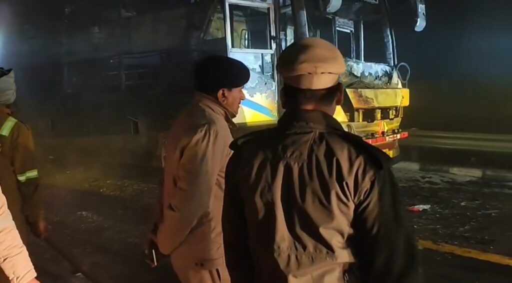 आगरा—लखनऊ रोड पर यात्री बस पर लगी भीषण आग..!