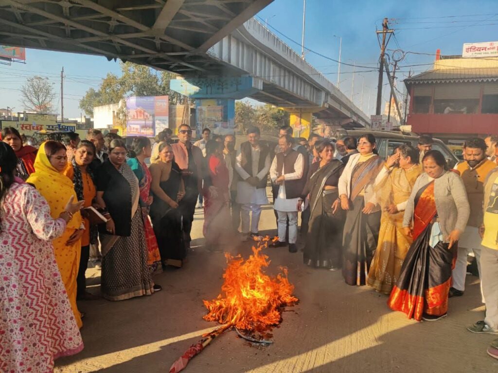 भाजपा महिला मोर्चा ने सेमरिया चौराहे में कांग्रेस विधायक फूल सिंह बरैया का पुतला फुका.!